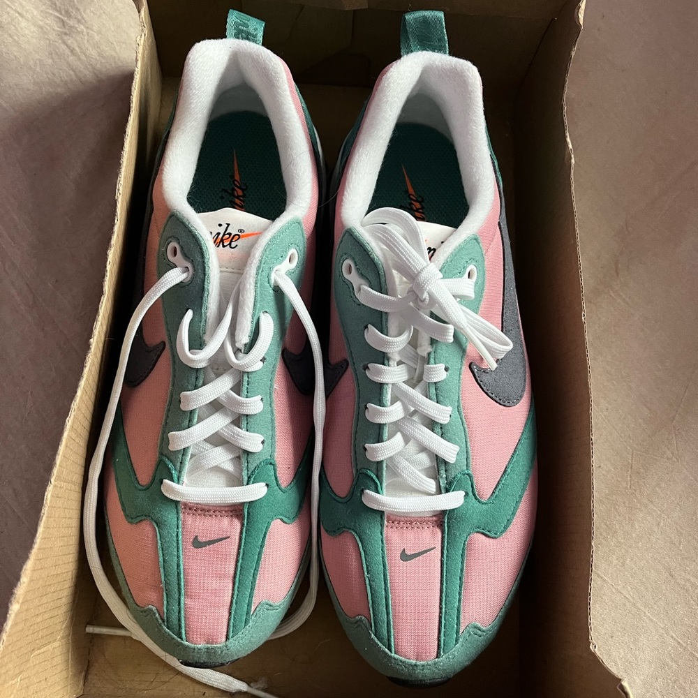 Nike Women’s Air Max Dawn. Never worn, still in box!